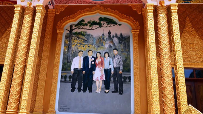 Tranh vẽ gia đình ông Trầm Bê treo ngay lối vào chánh điện chùa Ba Sát - Ảnh: Sơn Bình